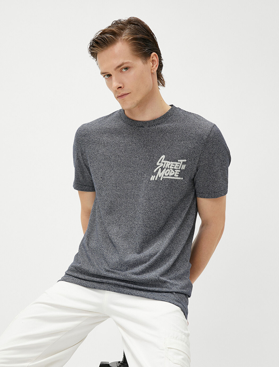 Slim Fit Tişört İşleme Detaylı Kısa Kollu Bisiklet Yaka