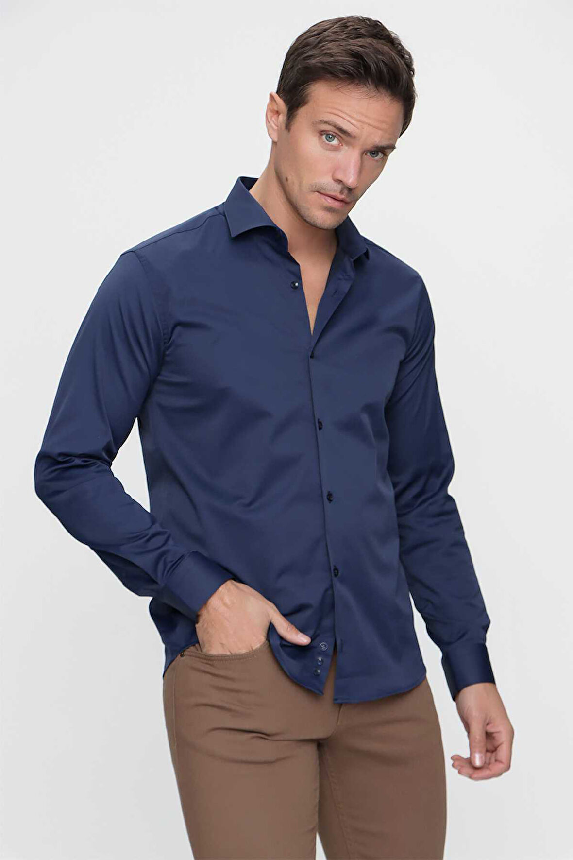 Erkek Lacivert Slim Fit Dar Kesim Düz Sert Yaka Uzun Kollu Gömlek