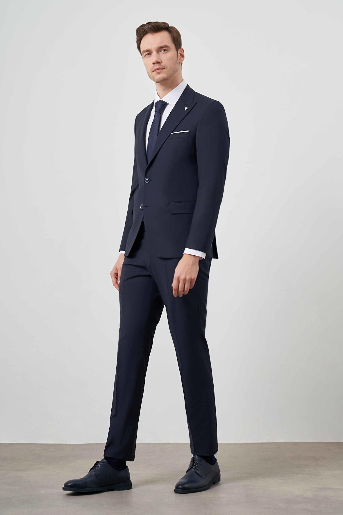 Erkek Lacivert Yünlü Platinium Düz Desen Slim Fit Sivri Yaka Takım Elbise