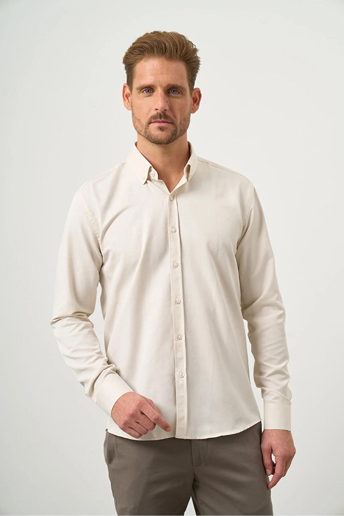  Erkek Kremrengi Slim Fit Düğmeli Yaka Gömlek