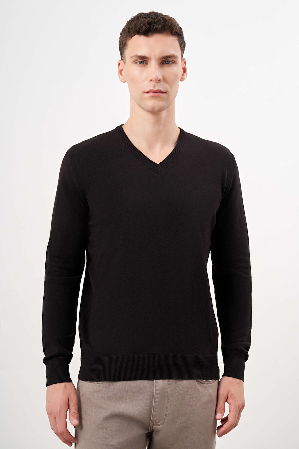  Erkek Siyah Basic V Yaka Dynamic Fit Rahat Kesim Triko