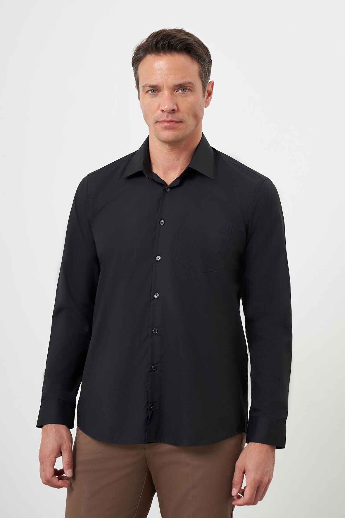  Erkek Siyah Basic Düz Desen Cepli Sert Yaka Regular Fit Gömlek