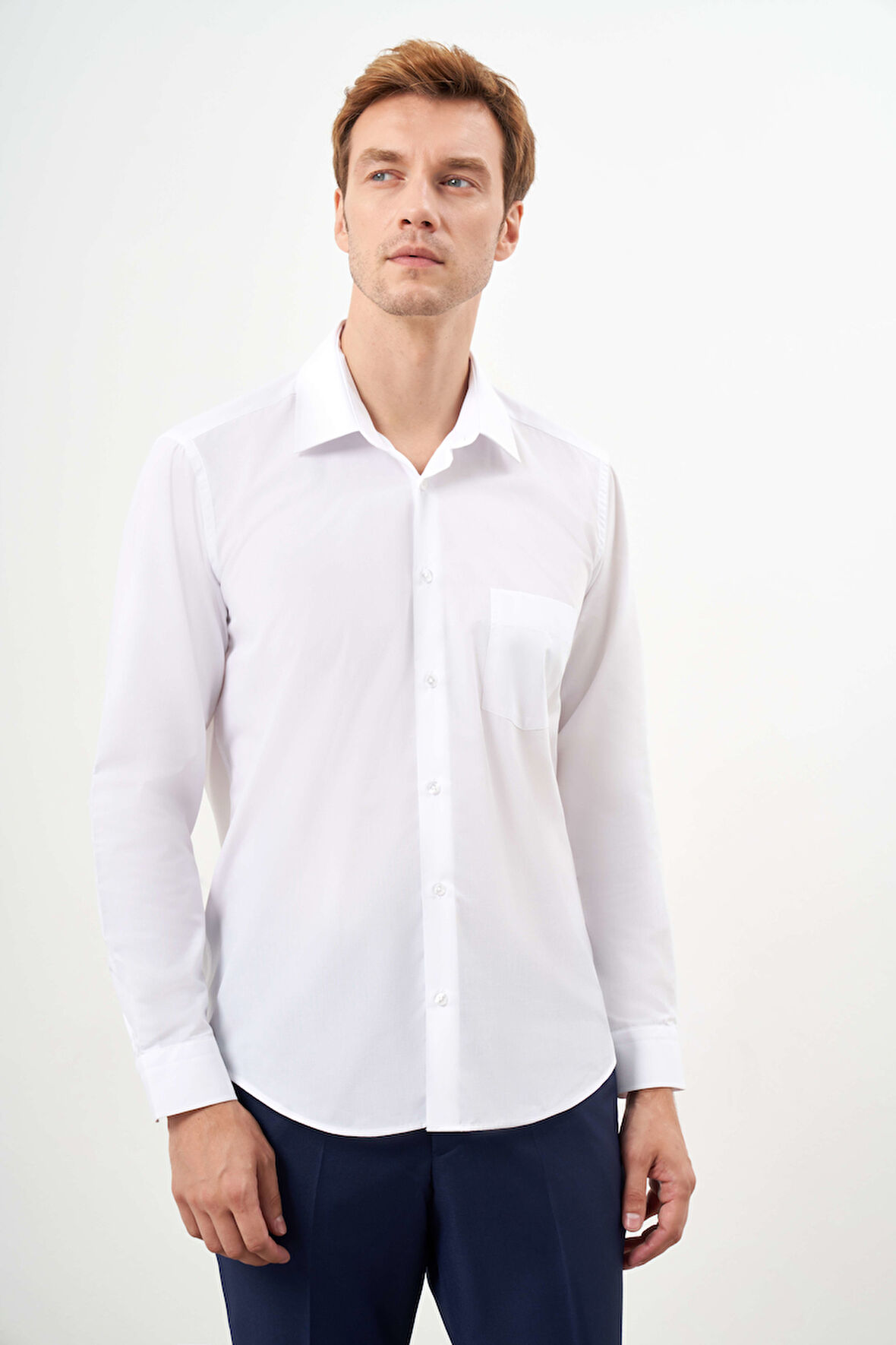  Erkek Beyaz Basic Düz Desen Cepli Sert Yaka Regular Fit Gömlek