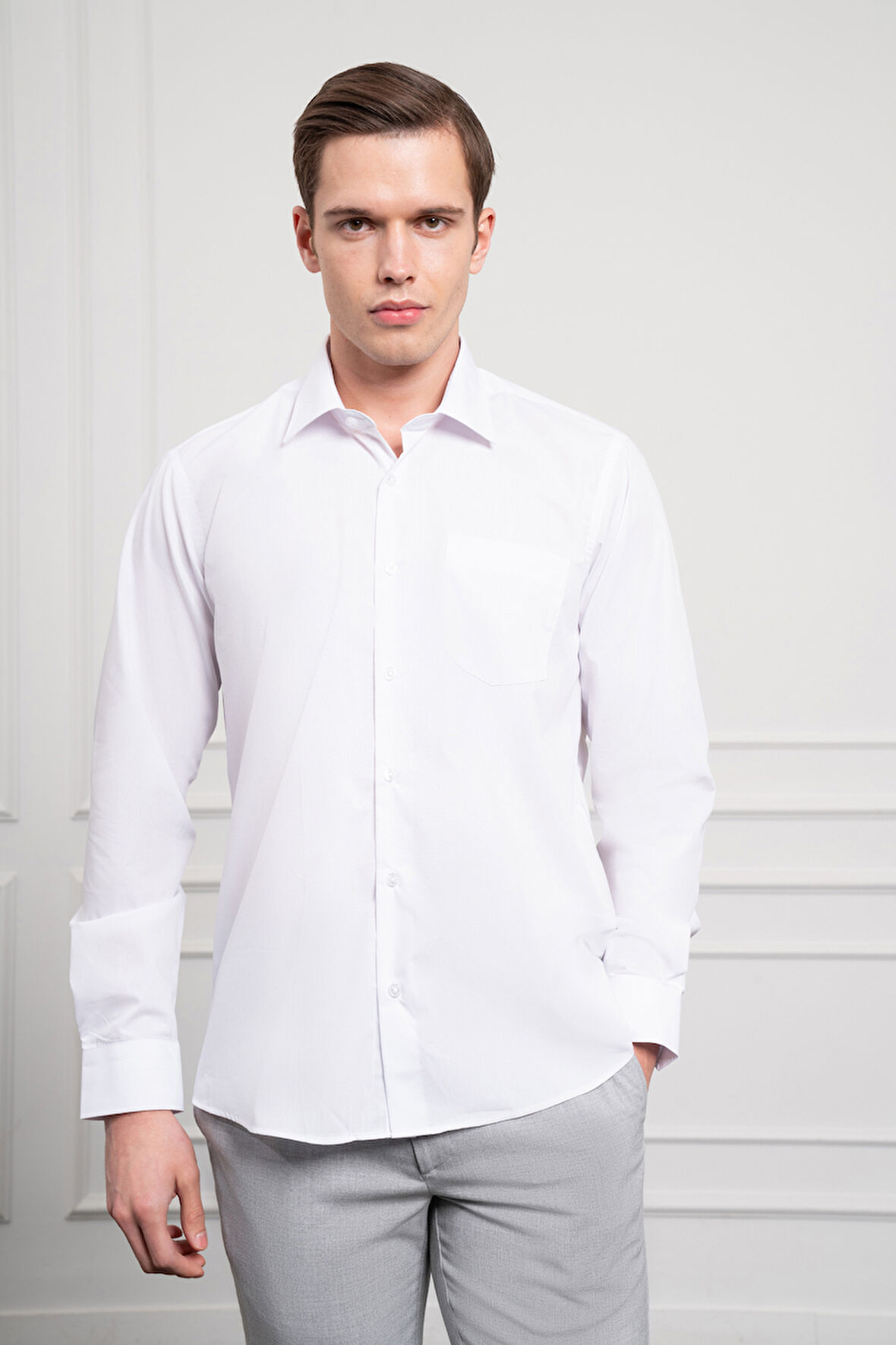  Erkek Beyaz Basic Regular Fit Sert Yaka Cepli Gömlek