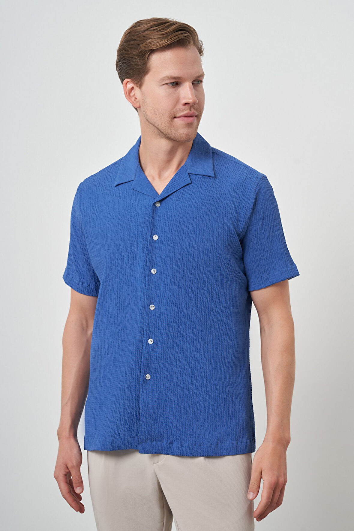  Erkek Mavi Apaş Yaka Kısa Kol Gömlek