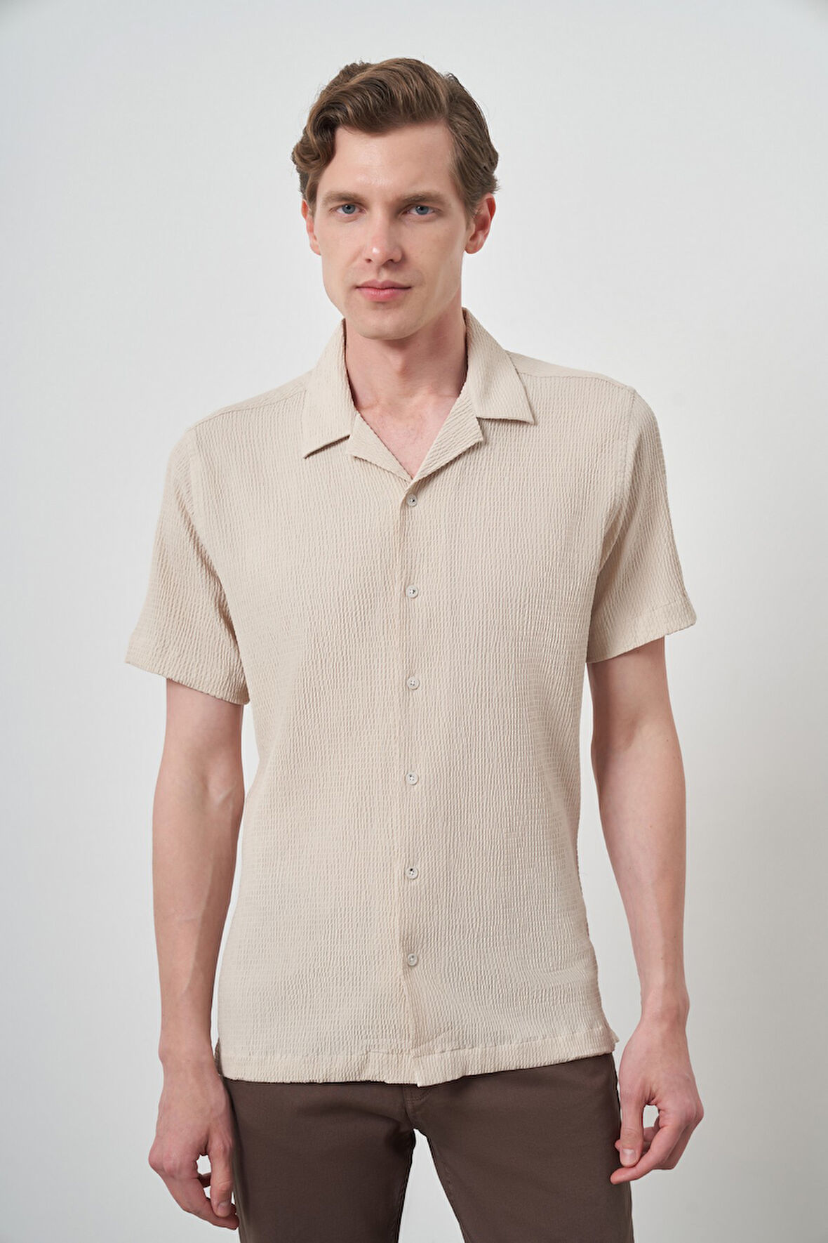  Erkek Bej Apaş Yaka Kısa Kol Gömlek
