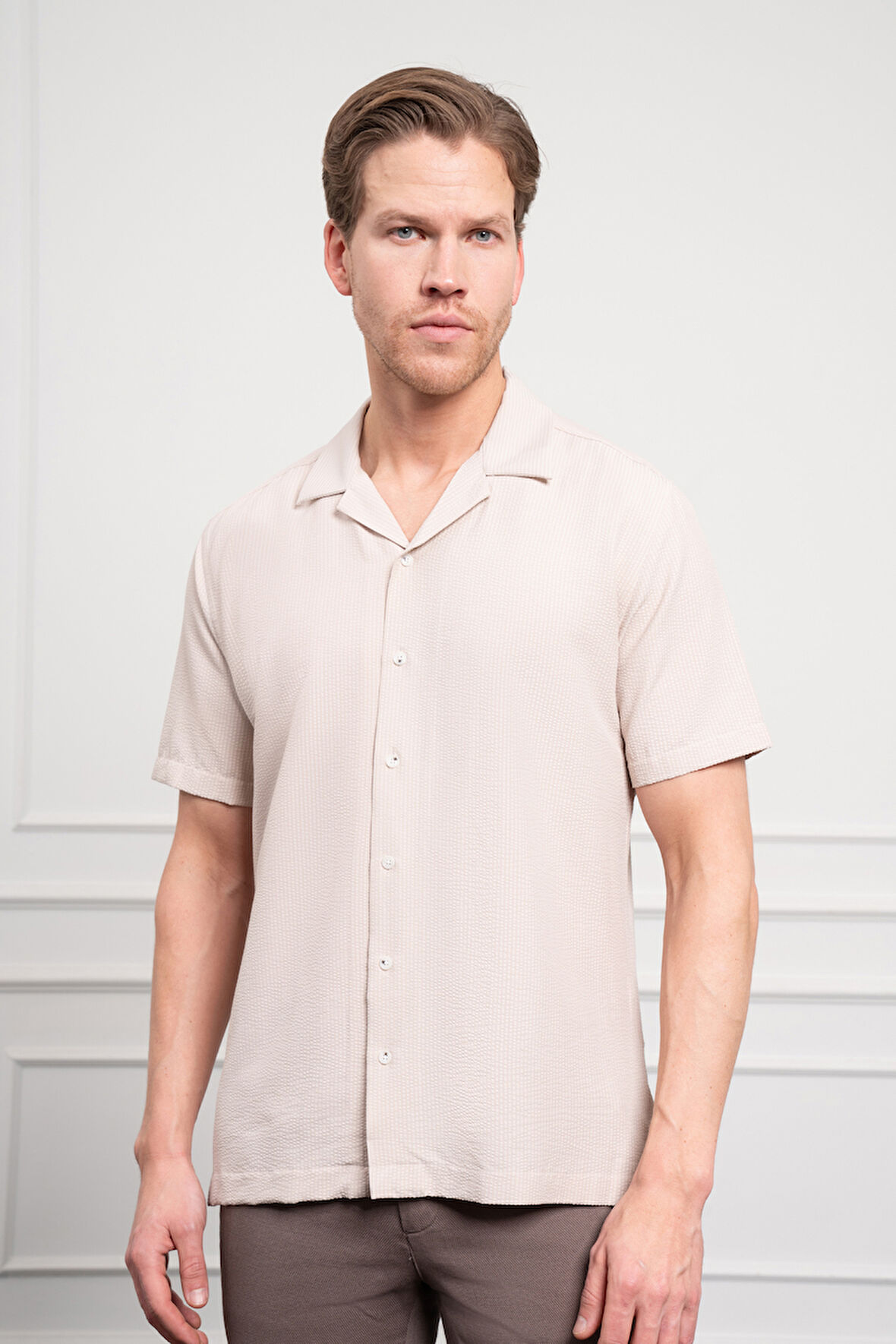  Erkek Bej Apaş Yaka Kısa Kol Gömlek