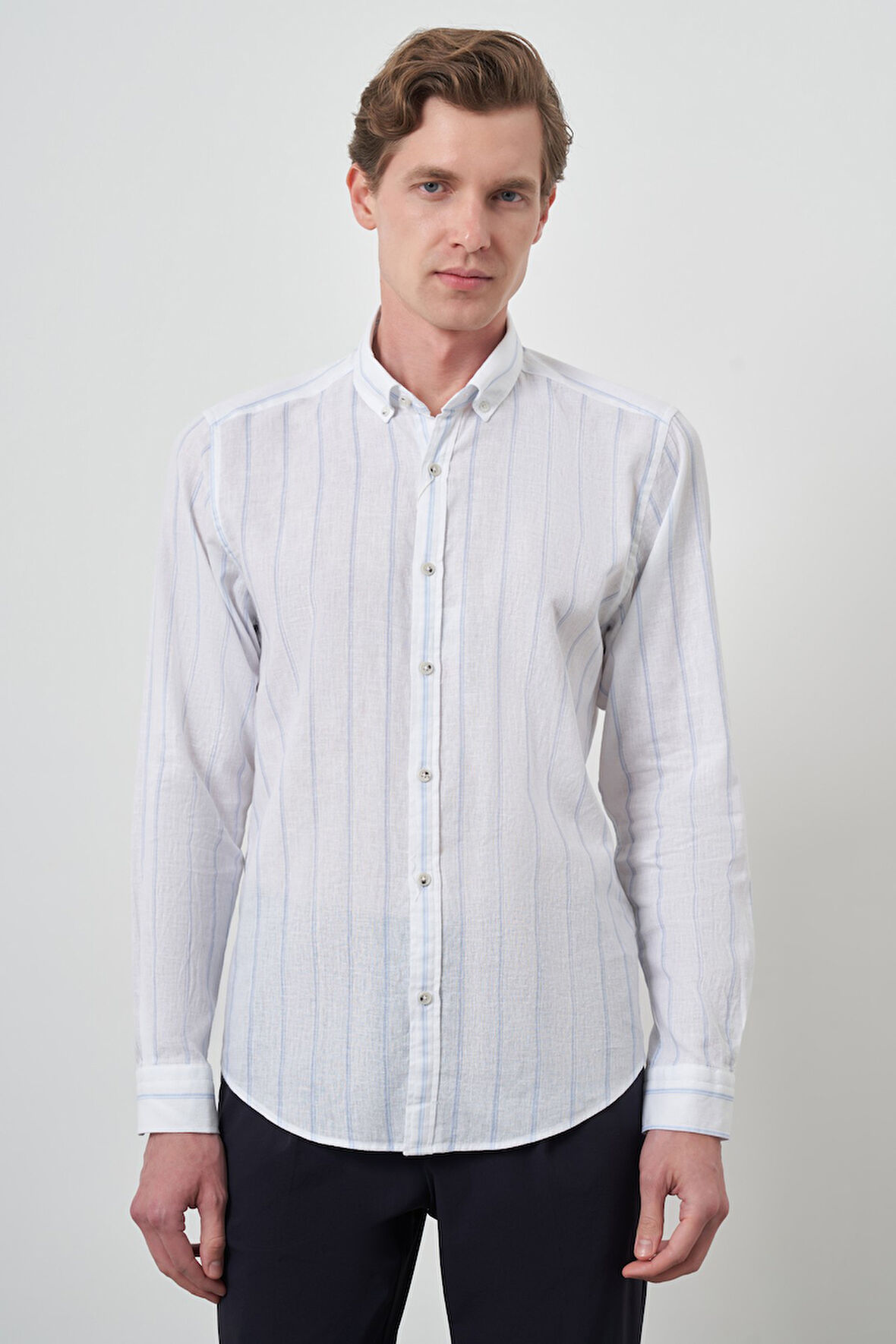  Erkek A. MAVİ Keten Dynamic Fit Düğmeli Yaka Gömlek