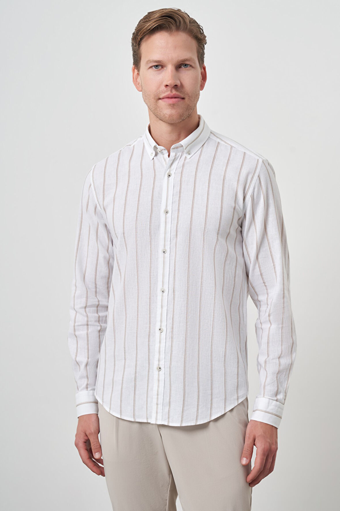  Erkek Vizon Keten Dynamic Fit Düğmeli Yaka Gömlek