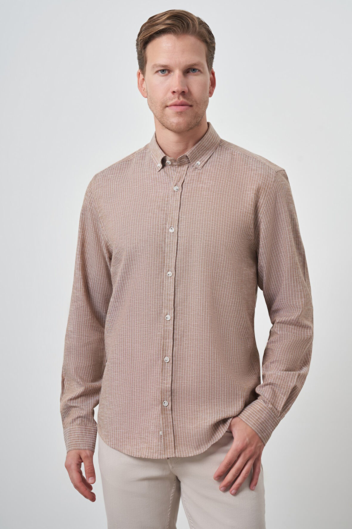  Erkek KAHVE Keten Dynamic Fit Düğmeli Yaka Gömlek