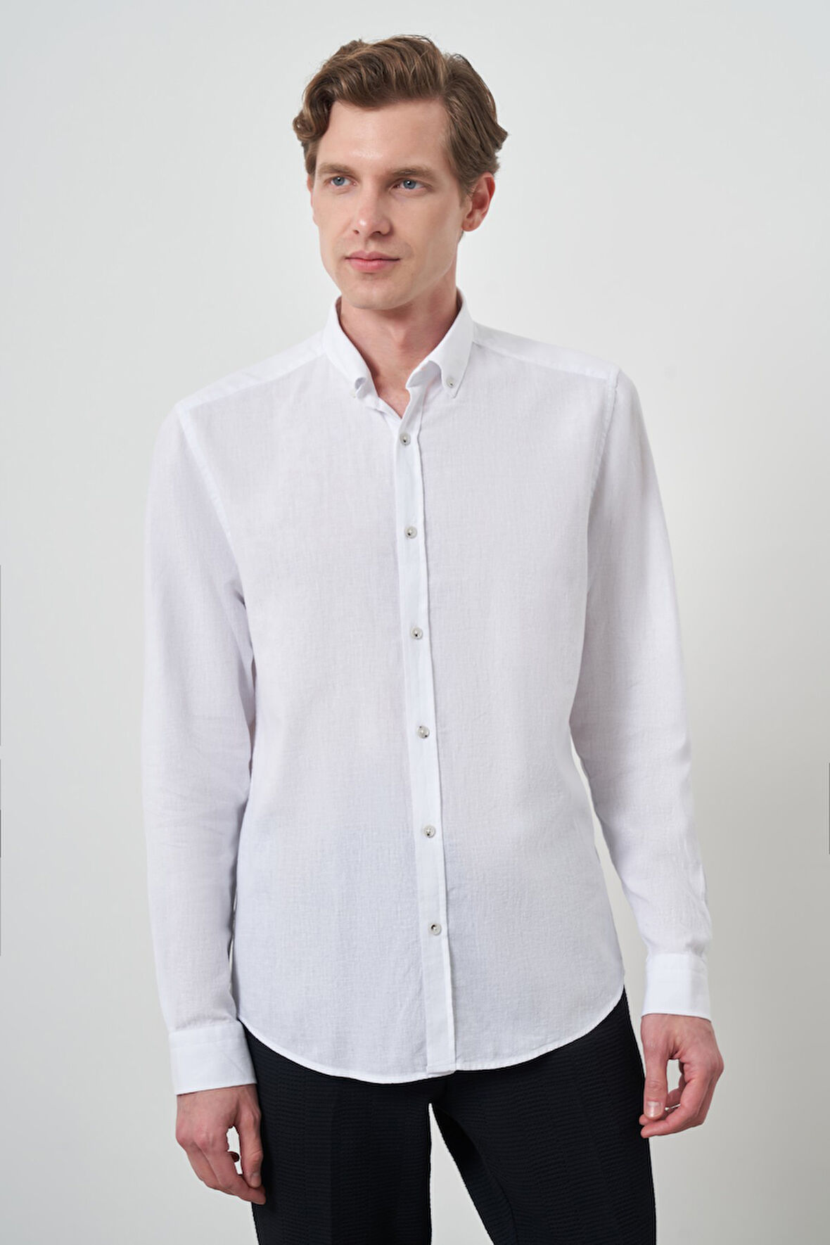  Erkek Beyaz Keten Trend Dynamic Fit Düğmeli Yaka Gömlek