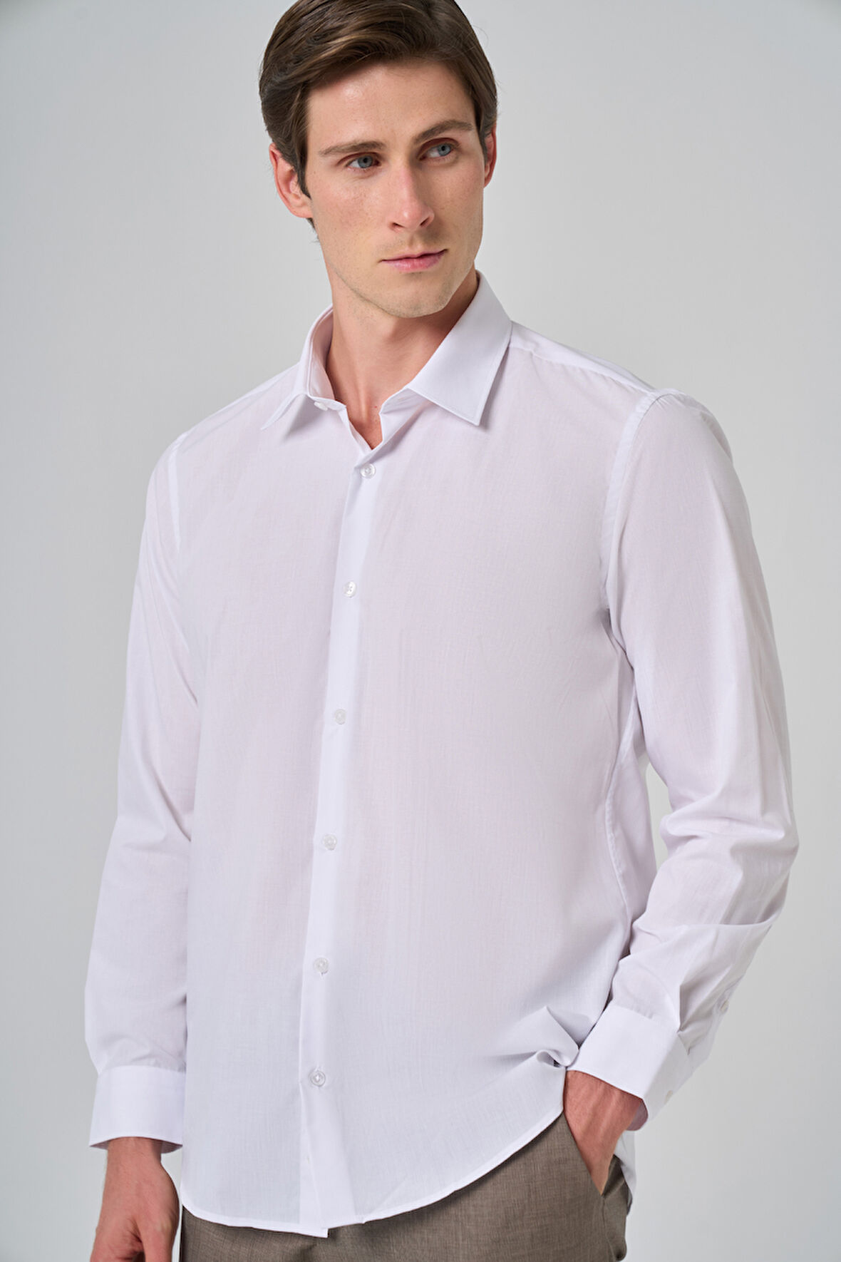  Erkek Beyaz Basic Regular Fit Sert Yaka Gömlek