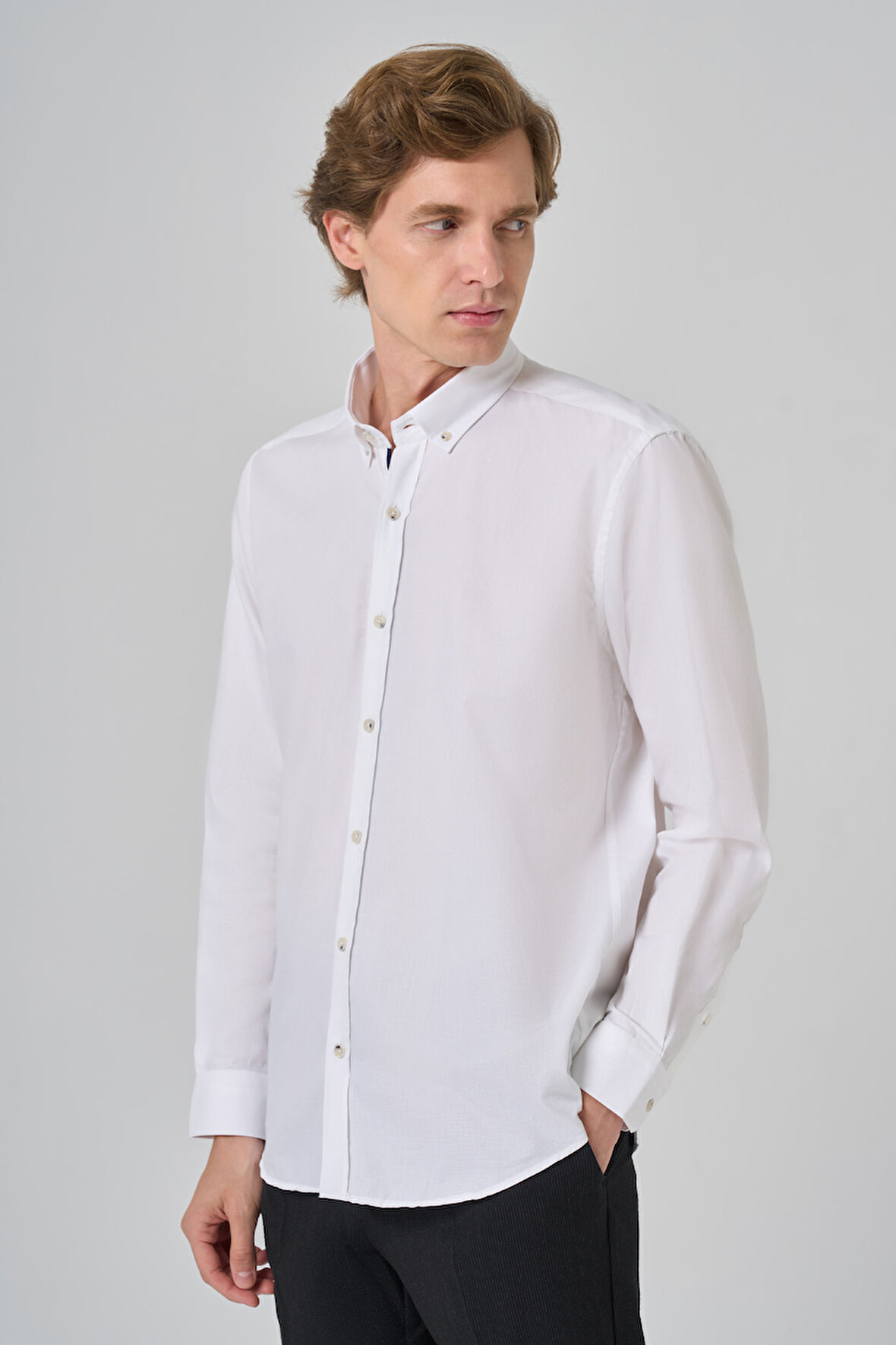  Erkek Beyaz Regular Fit Düğmeli Yaka Gömlek