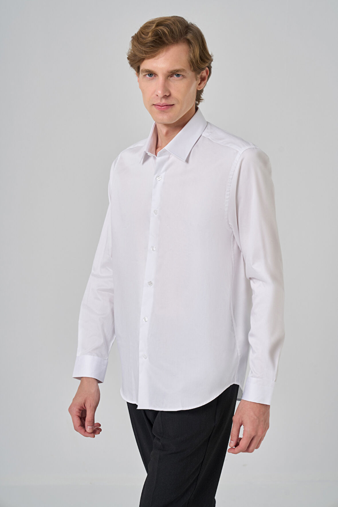  Erkek Beyaz Dynamic Fit Sert Yaka Gömlek