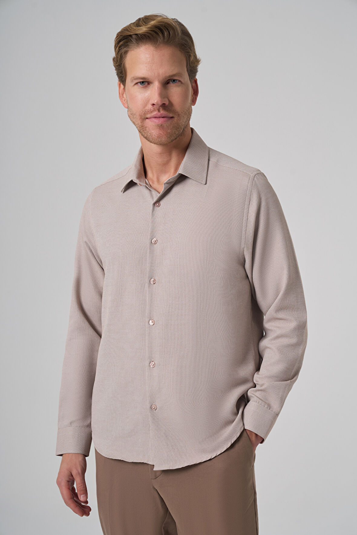  Erkek Bej Trend Dynamic Fit Sert Yaka Gömlek