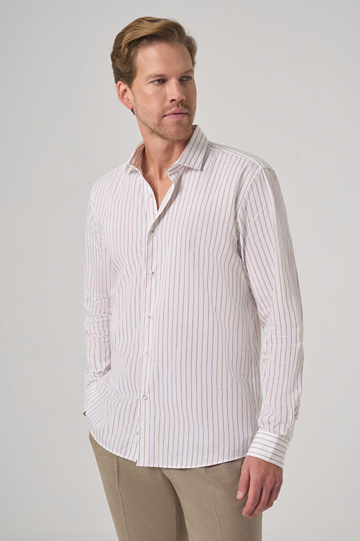  Erkek Bej Pamuk Trend Çizgili Slim Fit Yarım İtalyan Yaka Gömlek
