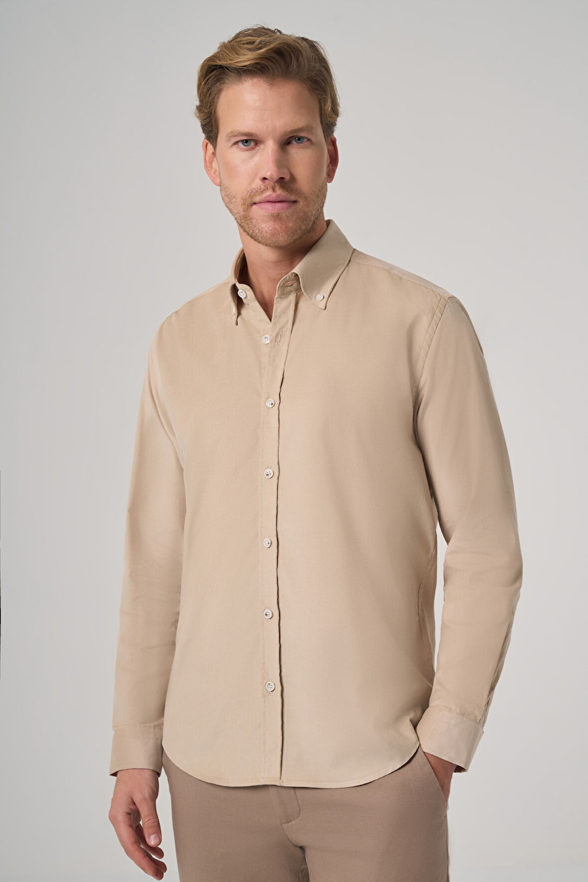  Erkek Bej Pamuk Trend Dynamic Fit Düğmeli Yaka Gömlek