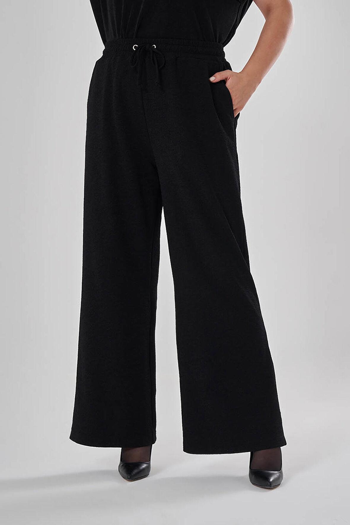 Beli Bağcıklı Siyah Pantolon