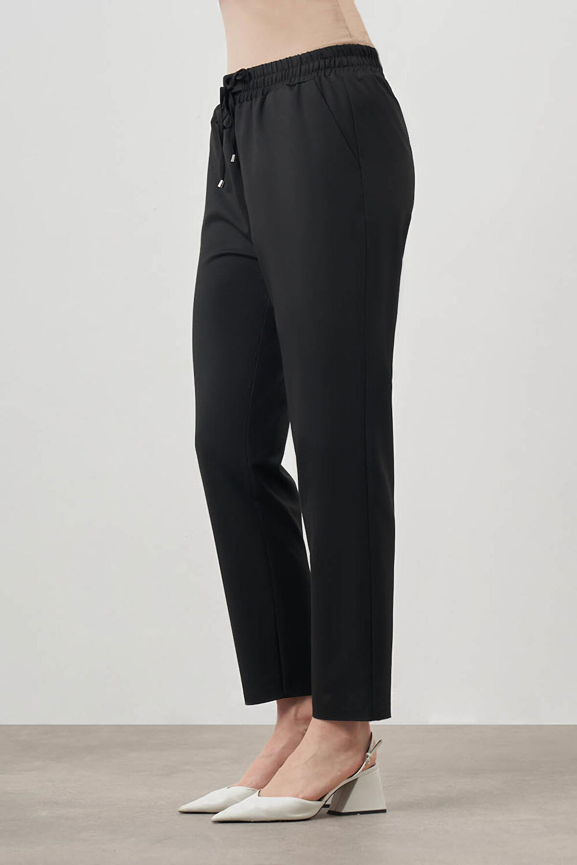 Beli Lastik Bağcıklı Siyah Pantolon