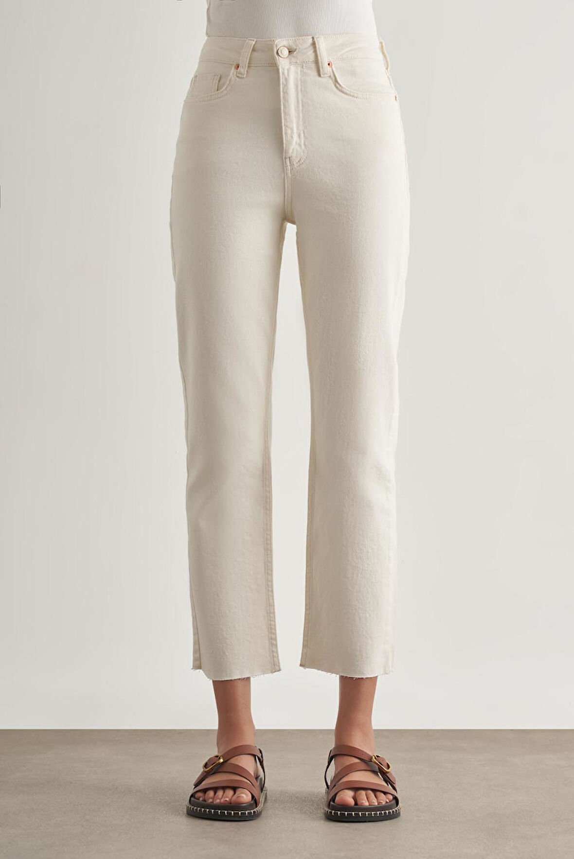 Mizalle  Kesik Paça Mom Fit Ekru Denim Pantolon