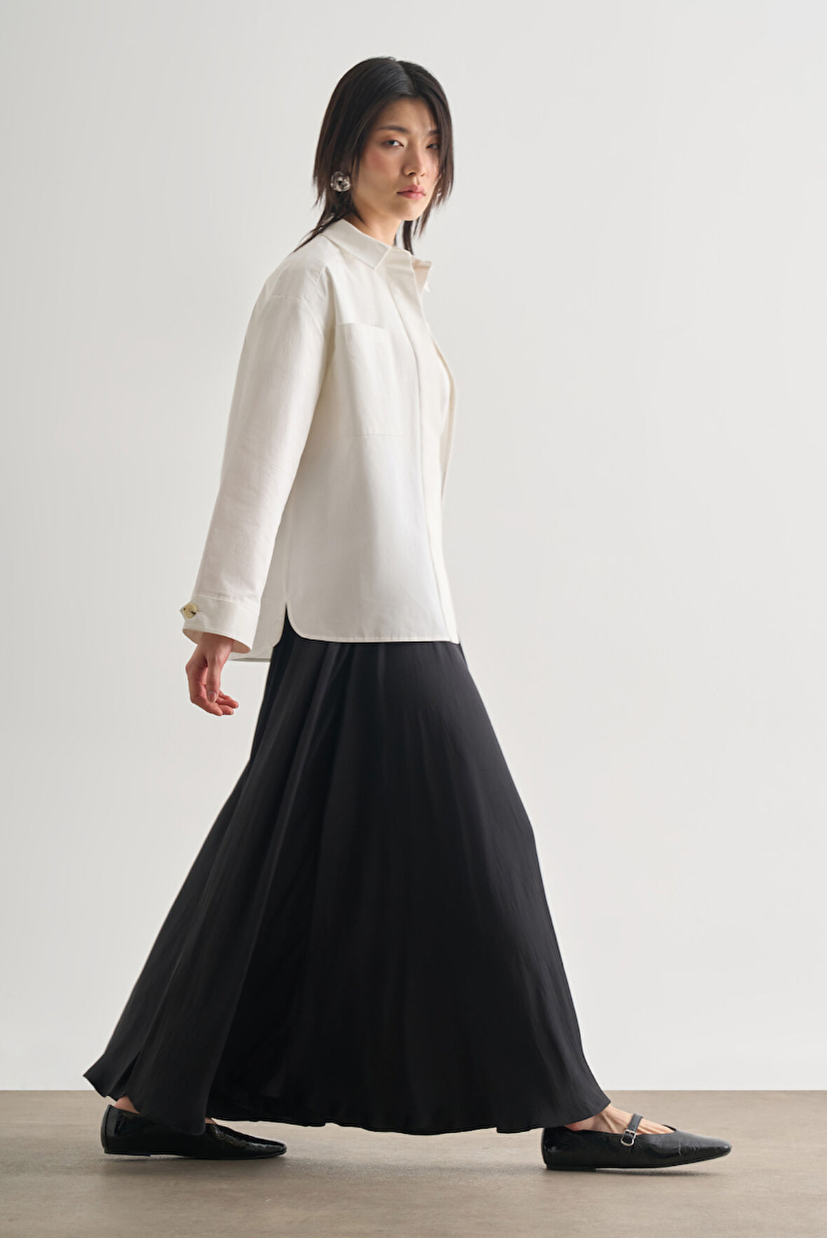 Mizalle Siyah Kırışık Görünümlü Saten Maksi Etek 