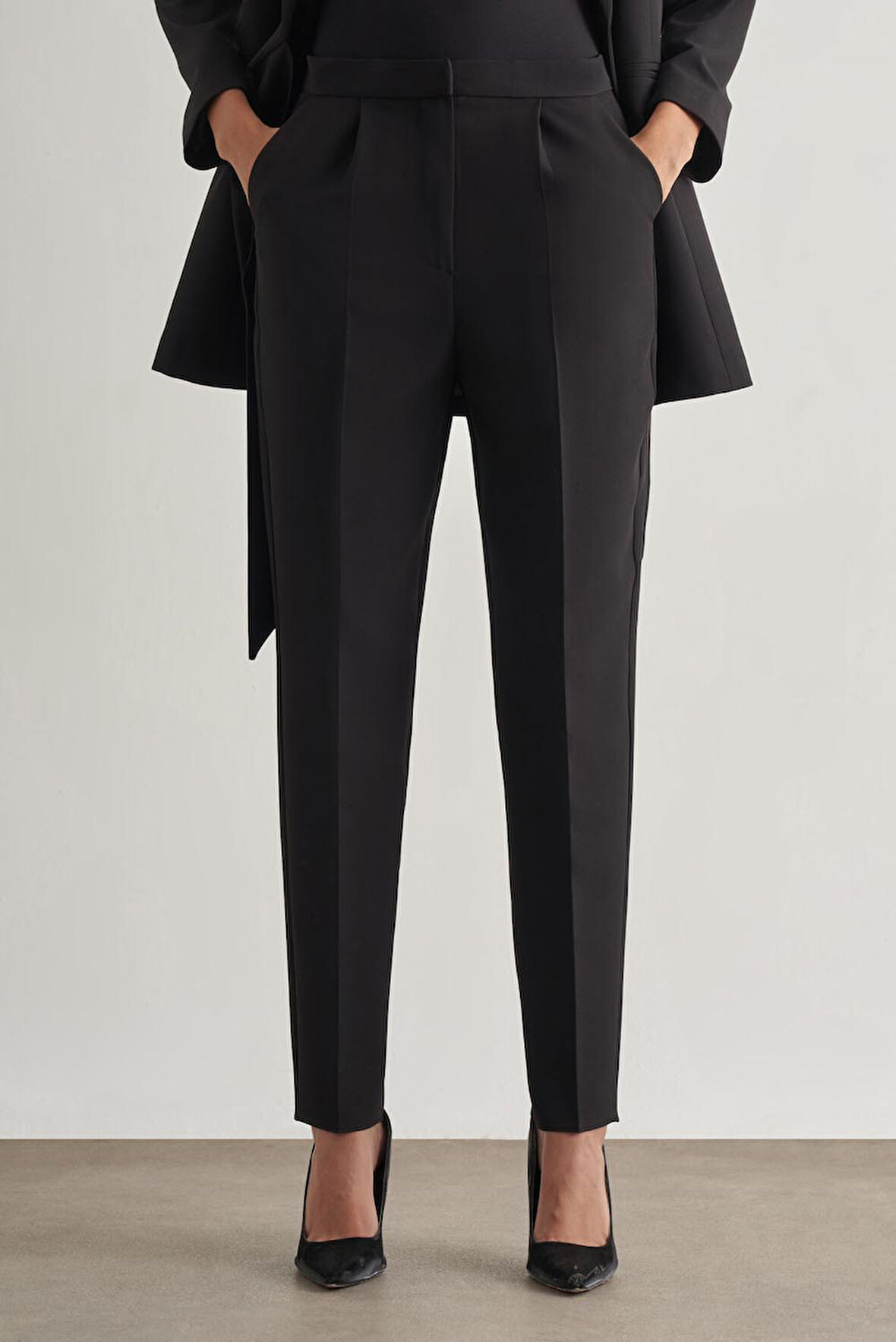 Mizalle Tek Pile Siyah Krep Klasik Pantolon