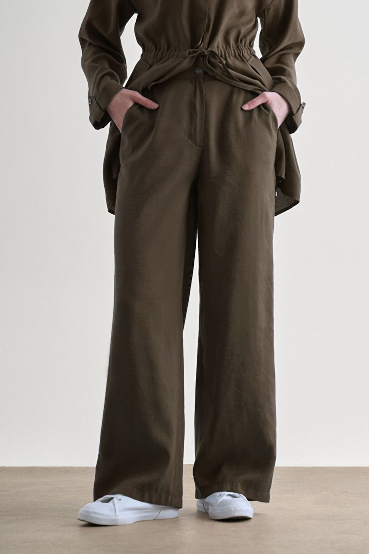 Mizalle Kahverengi Rahat Kesim Geniş Paçalı Modal Pantolon