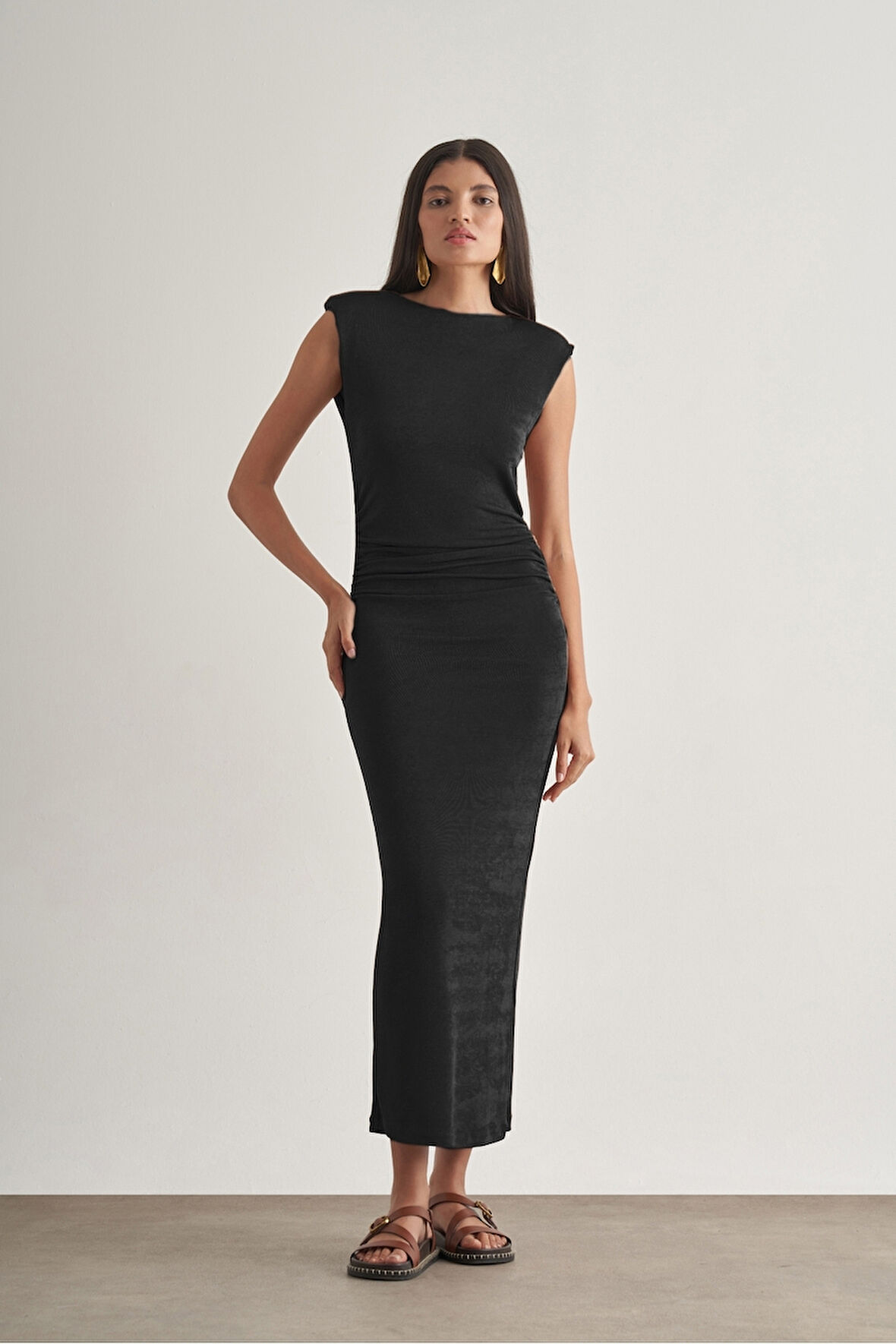 Mizalle Yan büzgü Detaylı Vatkalı Uzun Kolsuz Siyah Bodycon Elbise