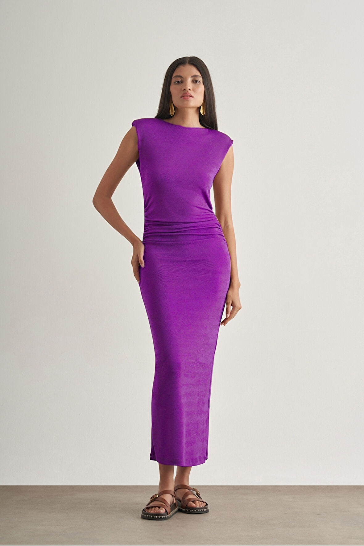 Mizalle Yan büzgü Detaylı Vatkalı Uzun Kolsuz Mor Bodycon Elbise