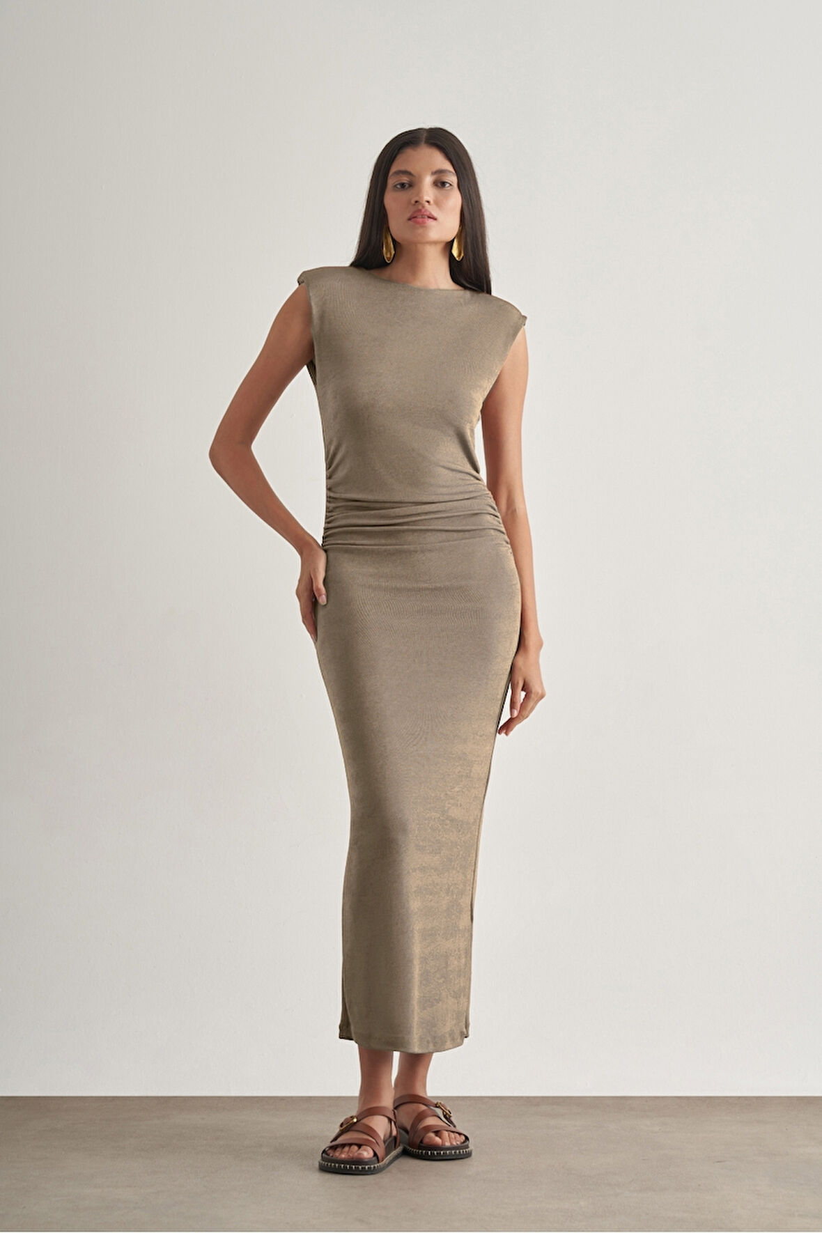 Mizalle Yan büzgü Detaylı Vatkalı Uzun Kolsuz Vizon Bodycon Elbise