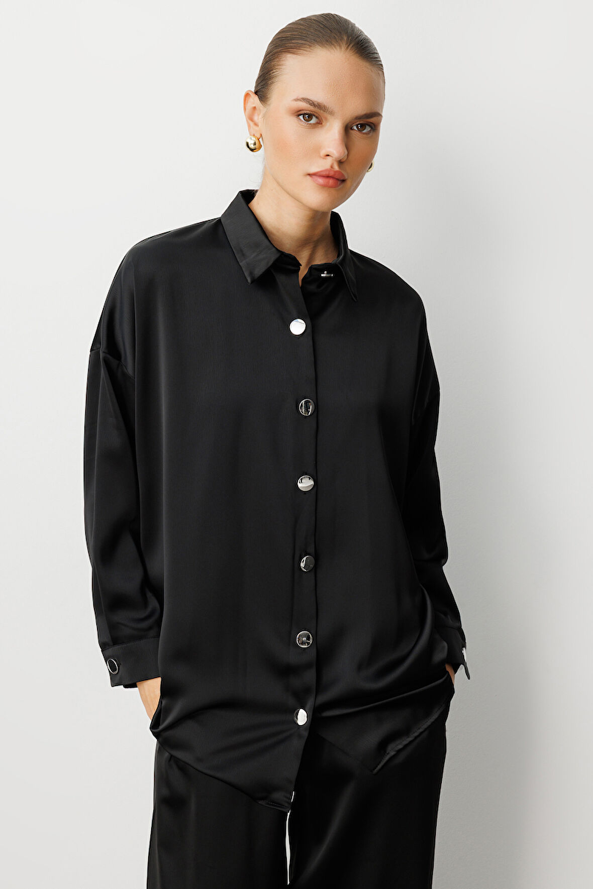 Mizalle Metal Düğmeli Siyah Saten Tunik Gömlek