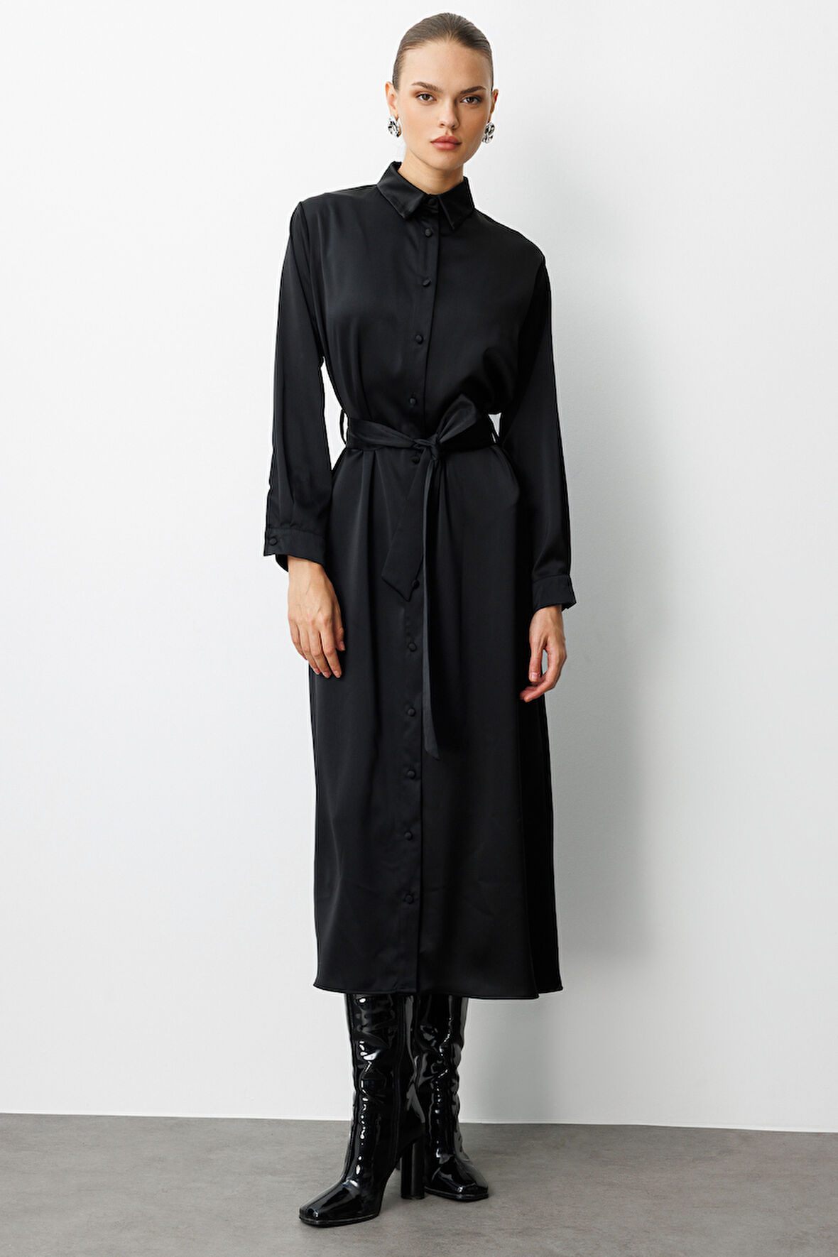 Mizalle Siyah Saten Maksi Gömlek Elbise