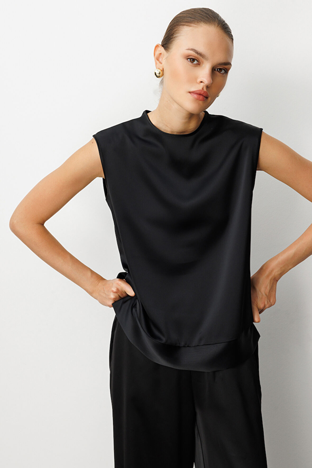 Mizalle Siyah Kolsuz Basic Saten Bluz