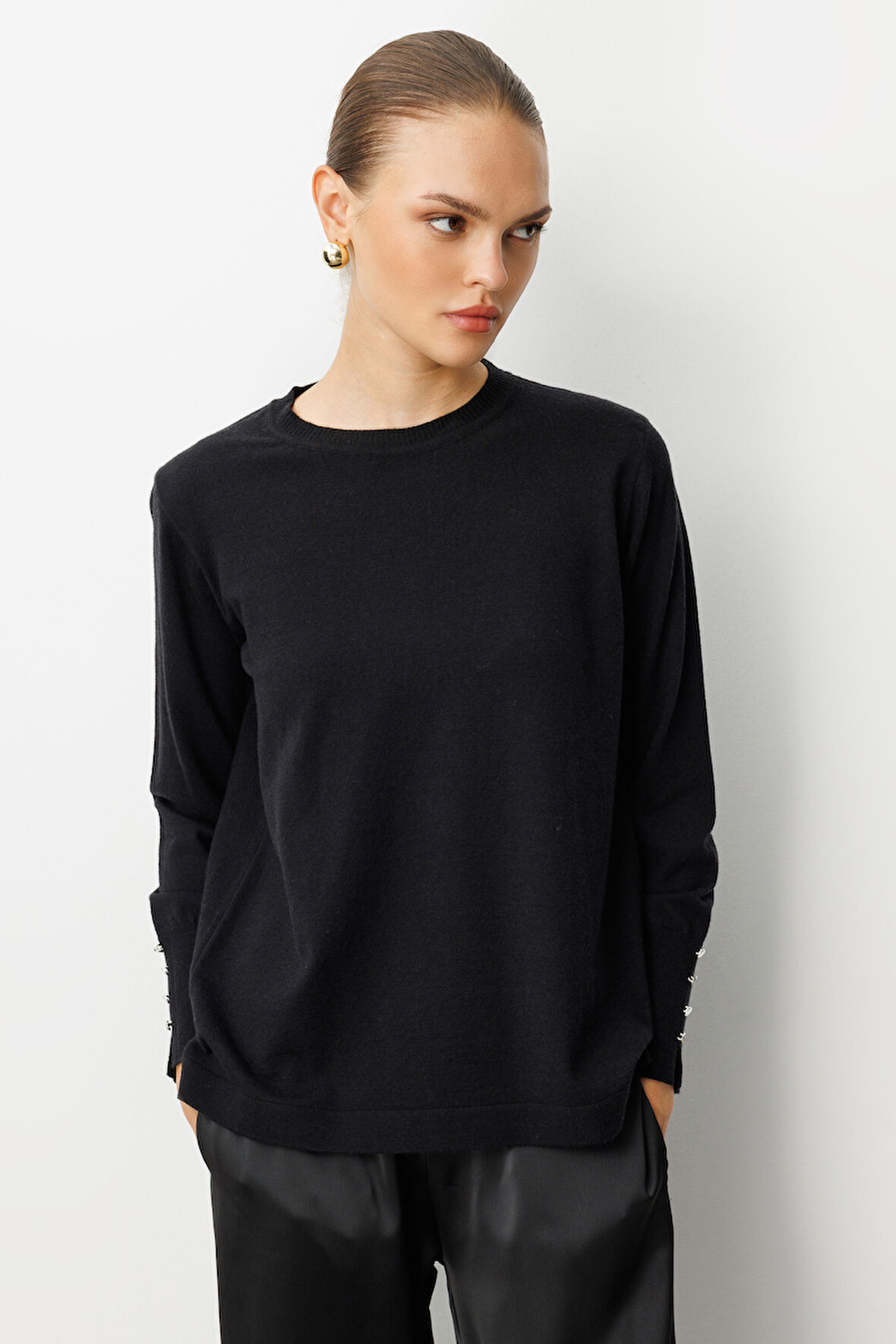 Mizalle Kol Düğmeli Siyah  Yuvarlak Yaka İnce Triko Kazak