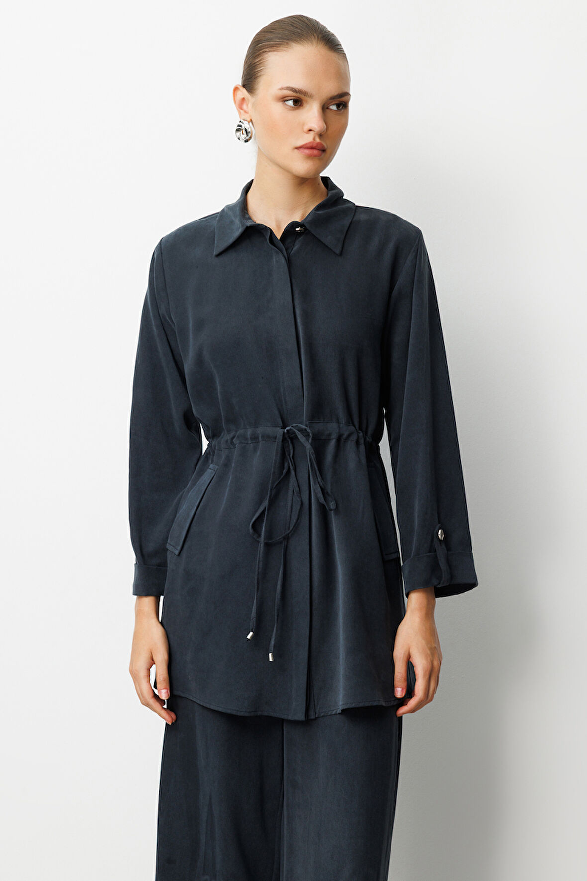 Mizalle Beli Büzgülü Siyah Cupro Tunik