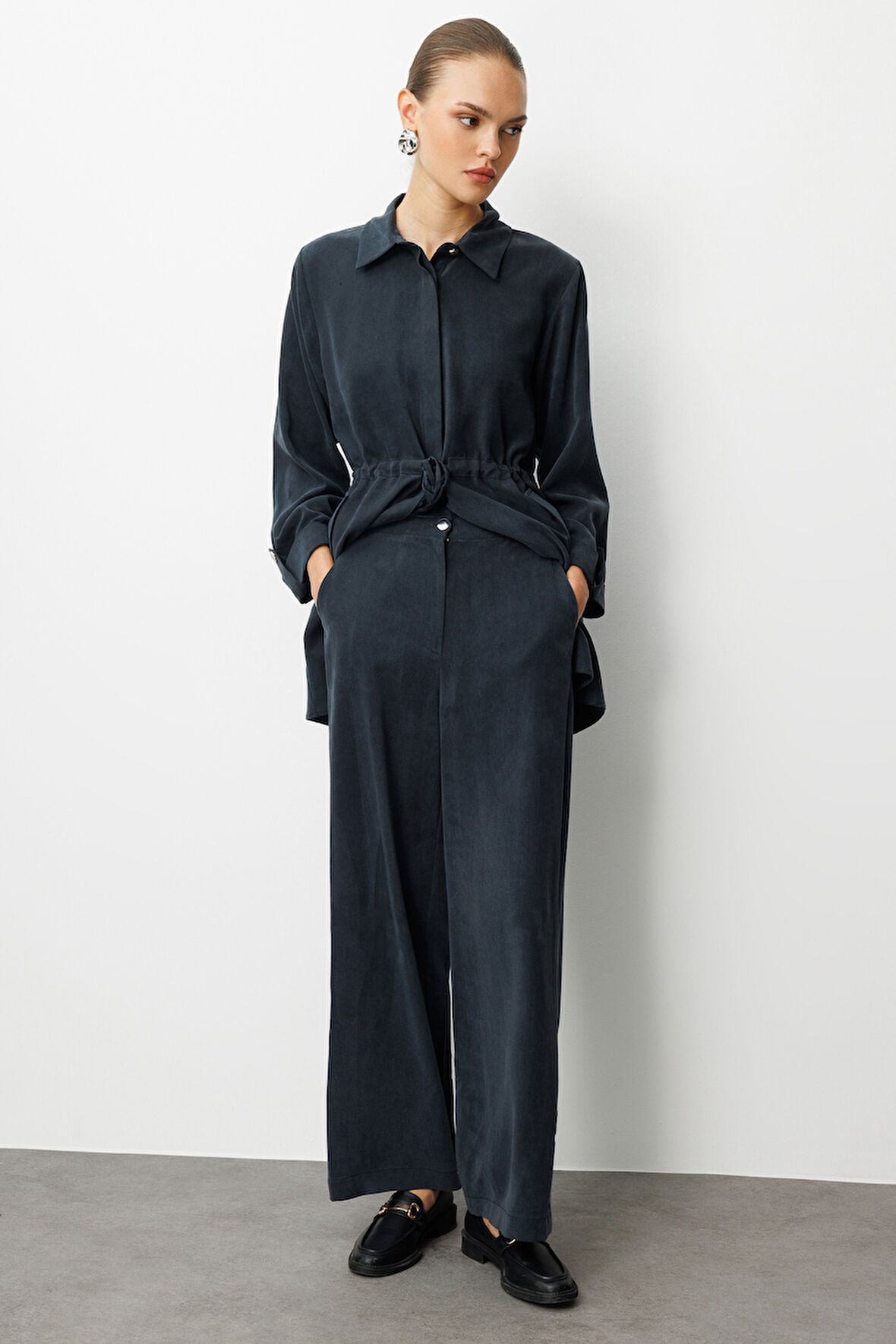 Mizalle Geniş Paça Beli Lastikli  Siyah Cupro Pantolon