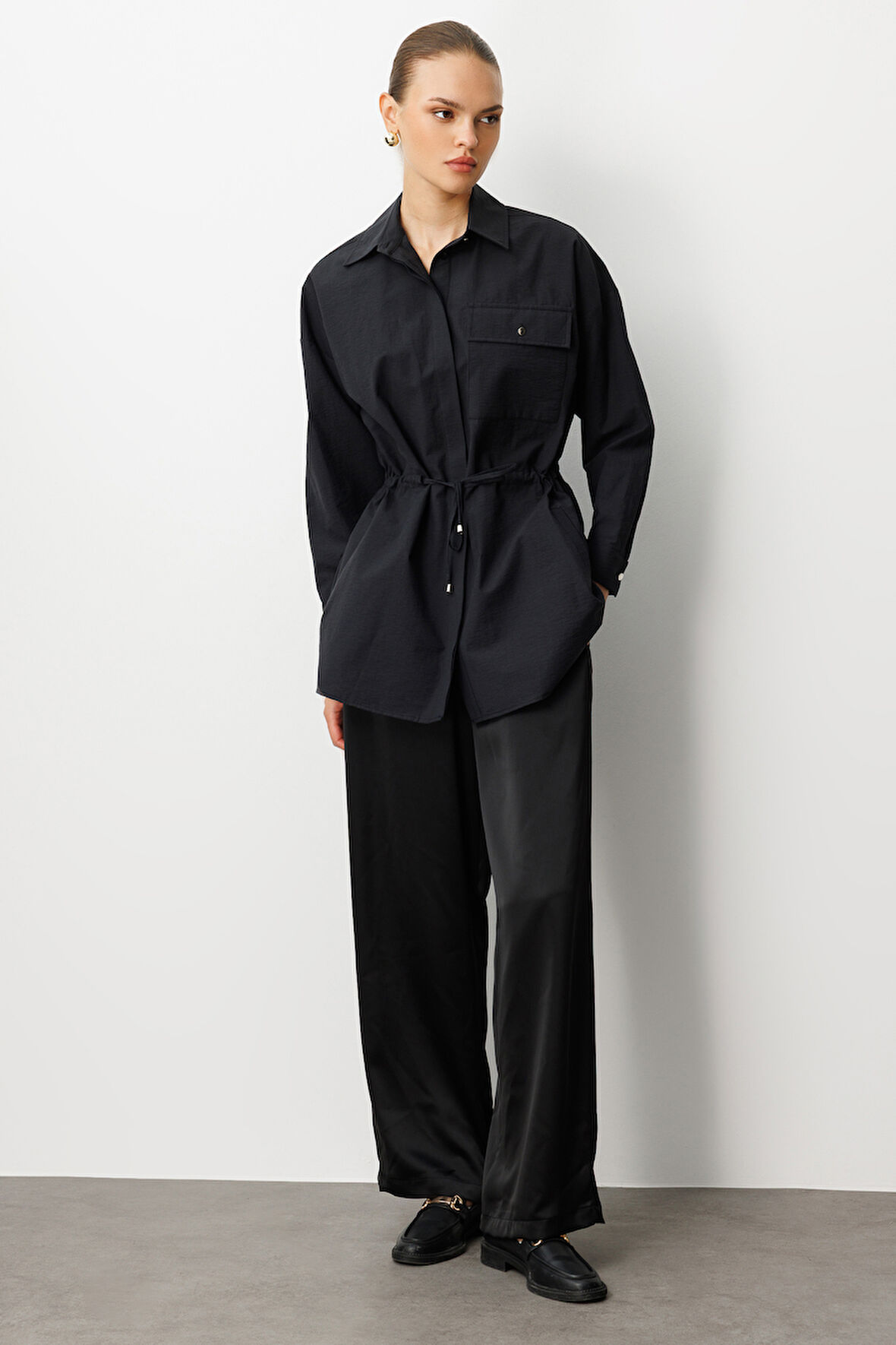 Mizalle Beli İp Büzgülü Siyah Paraşüt Trençkot Tunik