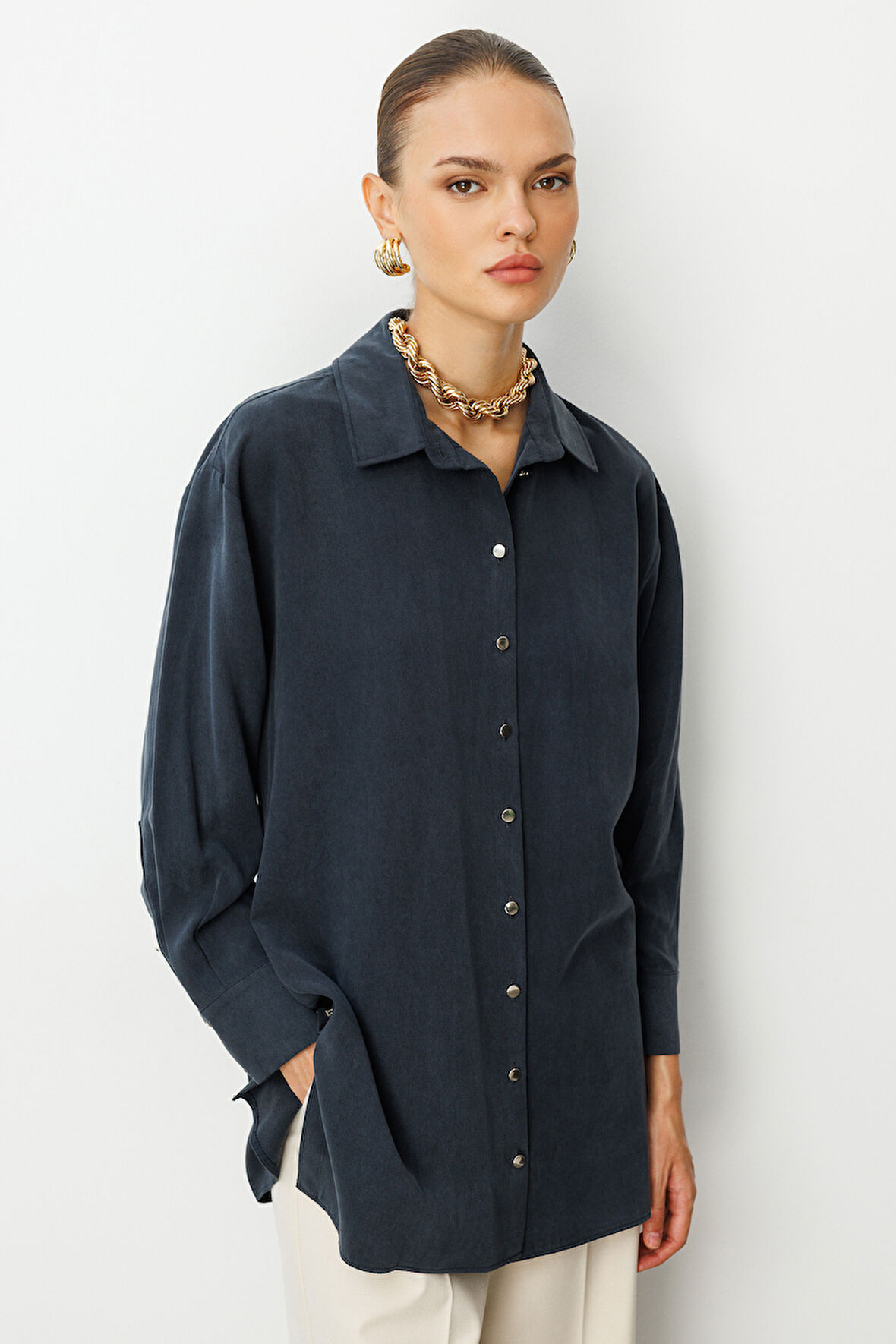 Mizalle Yan Düğmeli Siyah Cupro Tunik