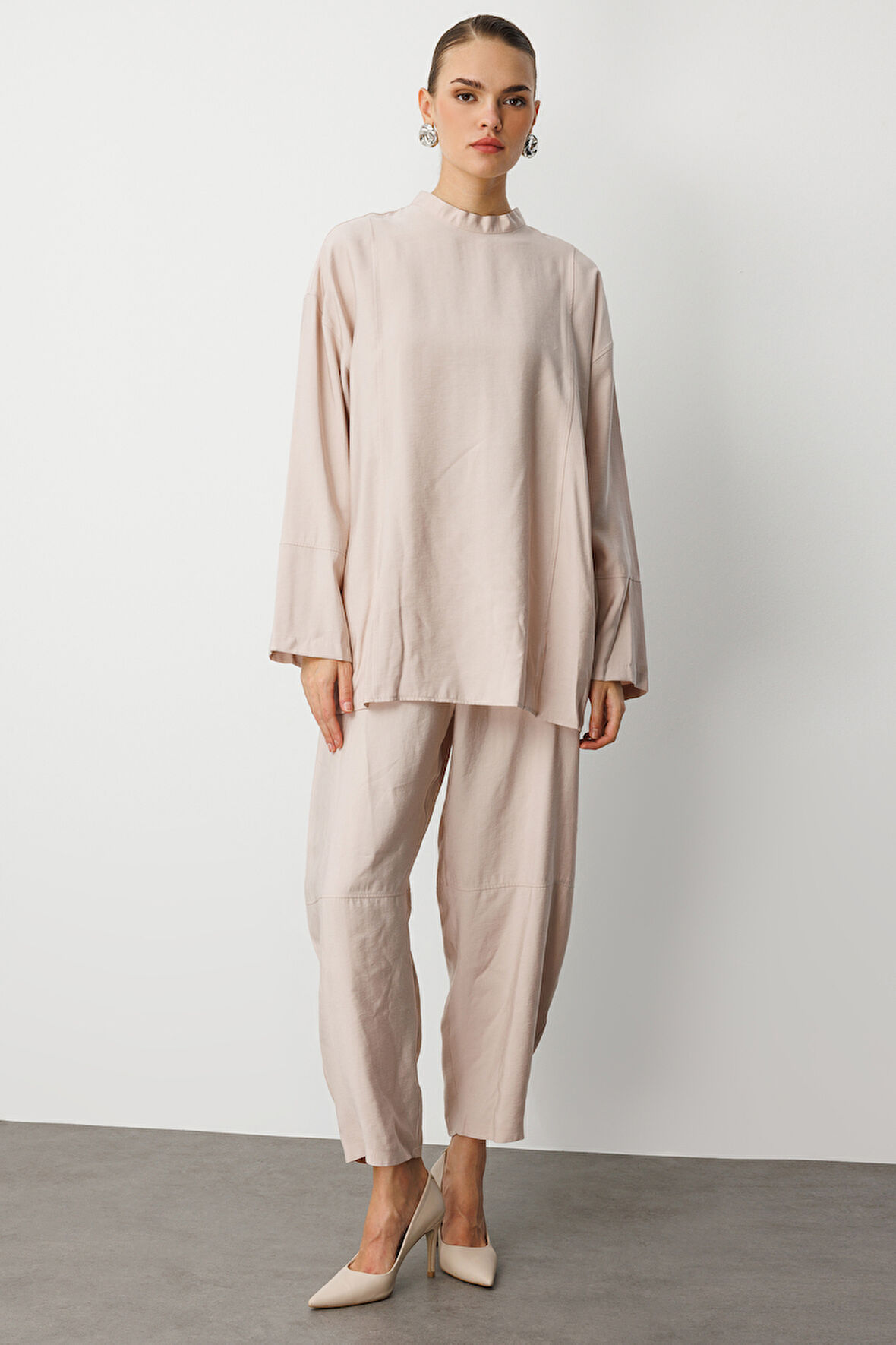 Mizalle Oversize Yüksek Yaka Modal Karışımlı Bej Rengi Tunik