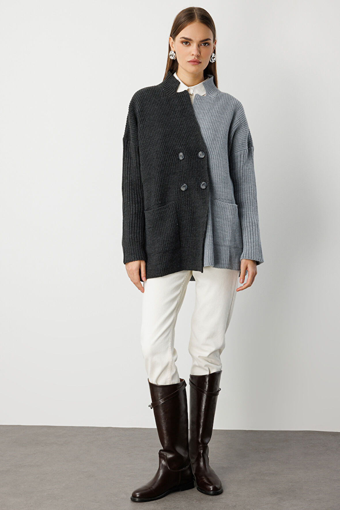 Antrasit-gri Mizalle Ekstra Oversize Kahverengi Renk Bloklu Cepli Kalın Triko Hırka