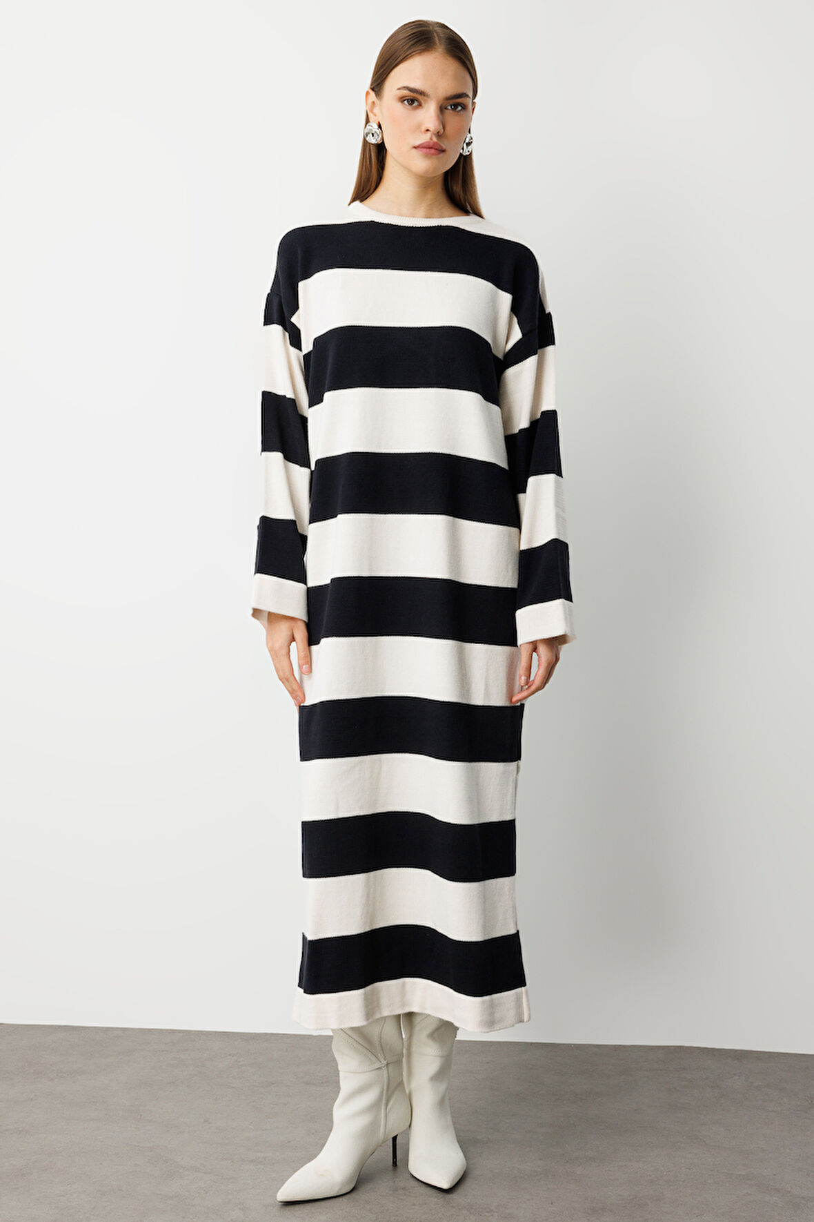 Mizalle Oversize Ekru Siyah Çizgili Uzun Kalın Triko Elbise