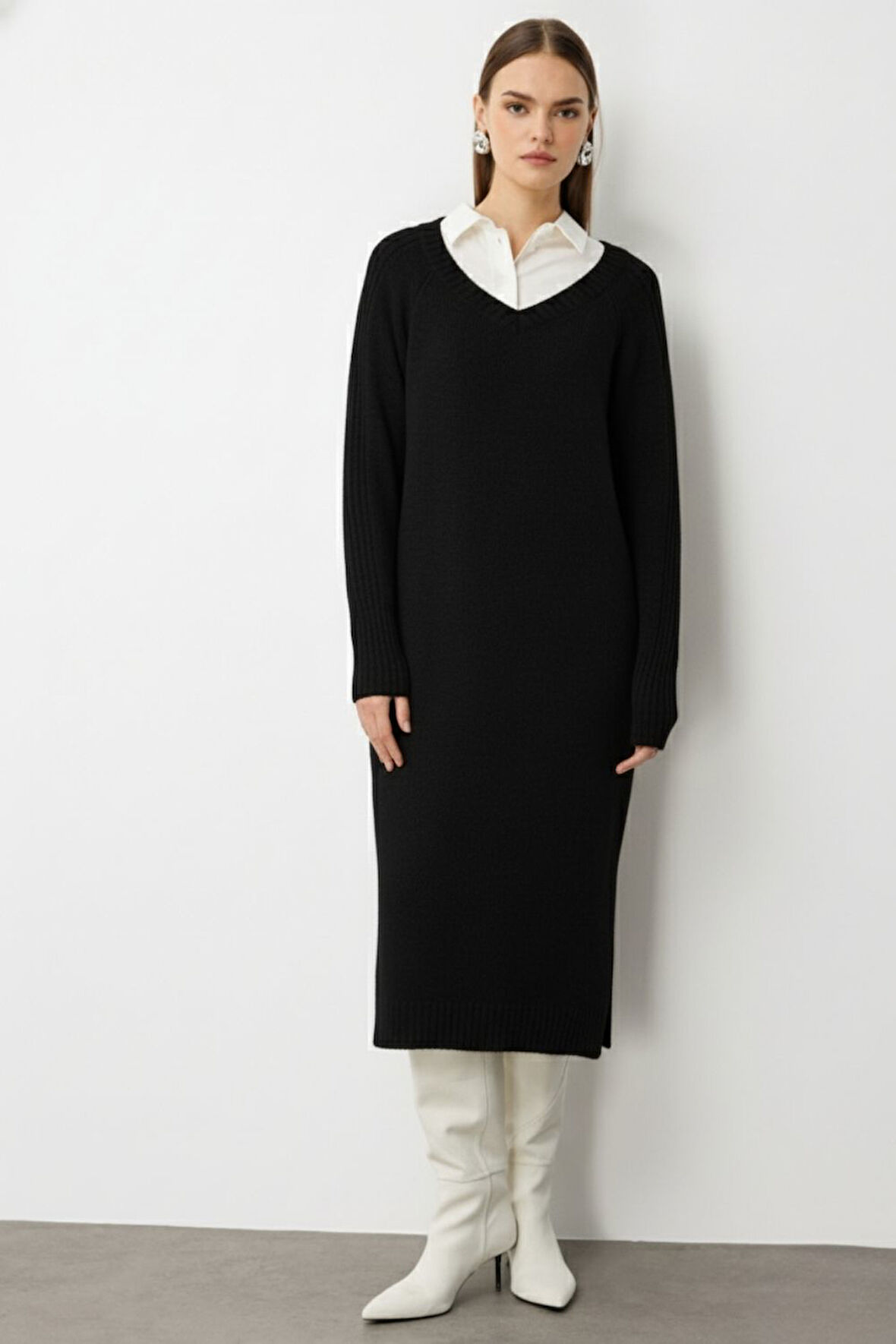 Mizalle V Yaka Oversize Yırtmaçlı Siyah Uzun Triko Elbise