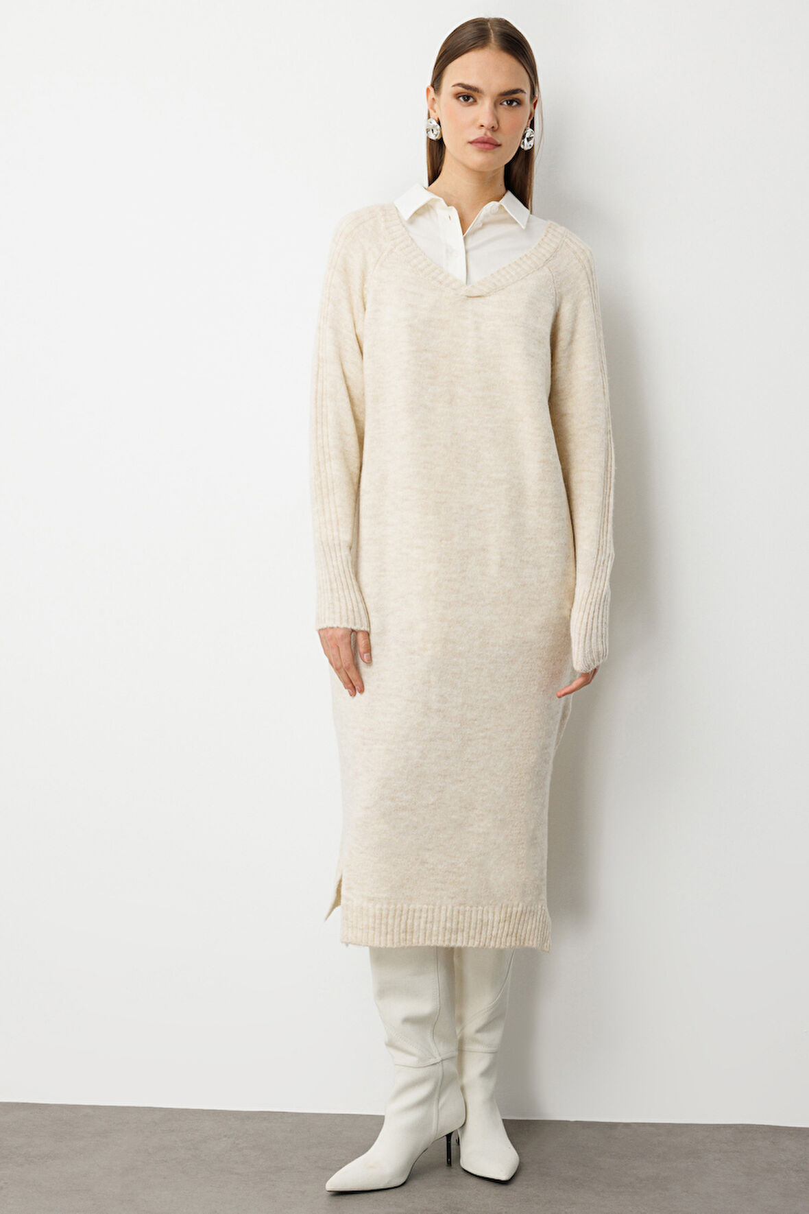 Mizalle V Yaka Oversize Yırtmaçlı Bej Rengi Uzun Triko Elbise