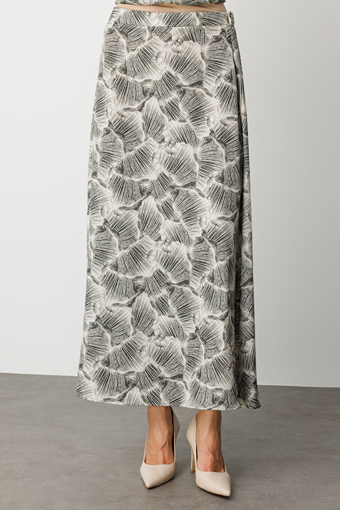 Mix Mizalle Haki Yeşil Yaprak Desenli Uzun Evaze Etek