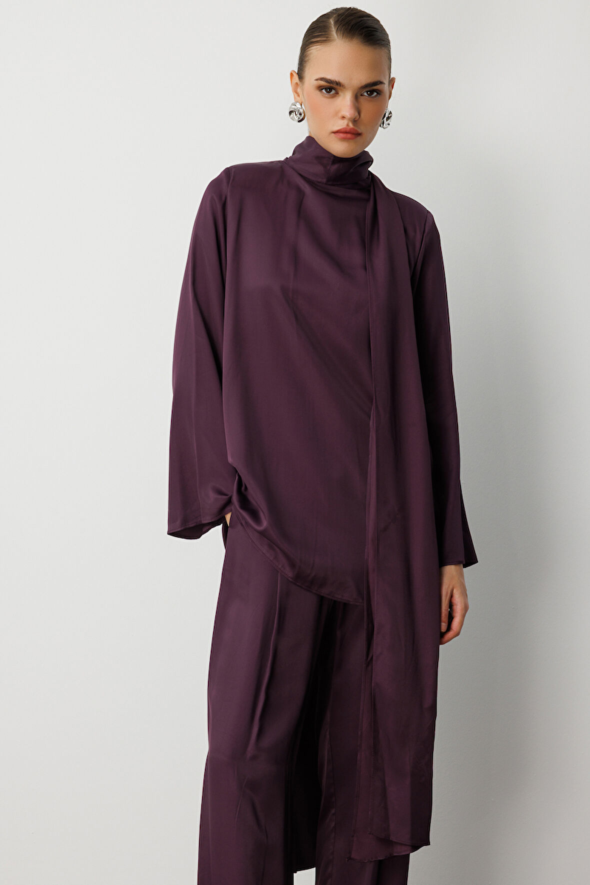 Mizalle Fular Detaylı Saten Bordo Tasarım Bluz