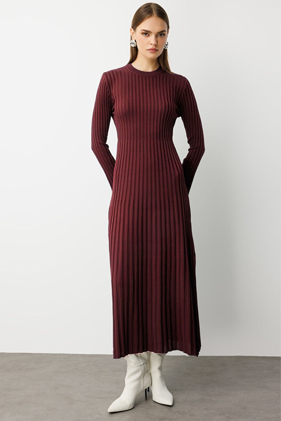 Mizalle Volanlı Etekli Yuvarlak Yaka Bordo  Kaşkorse Uzun Triko Elbise