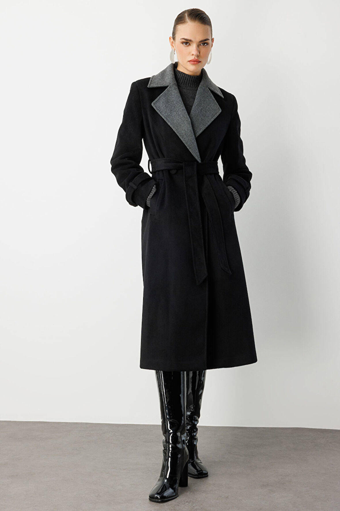 Mizalle Siyah Gri Detaylı Uzun Klasik Kaşe Kaban