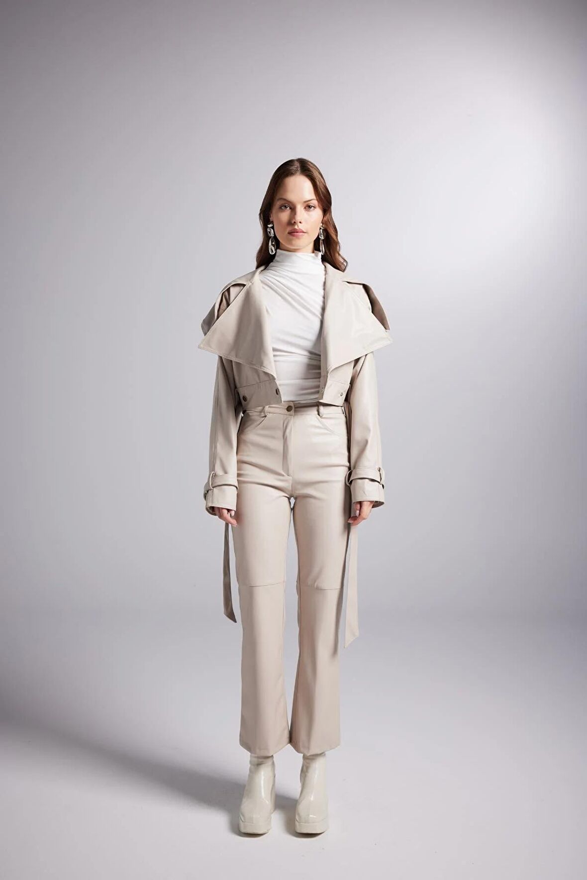 Yüksek Bel Düz Kesim Paça Boyu Bilekte Suni Deri Lucy Pantolon Bej