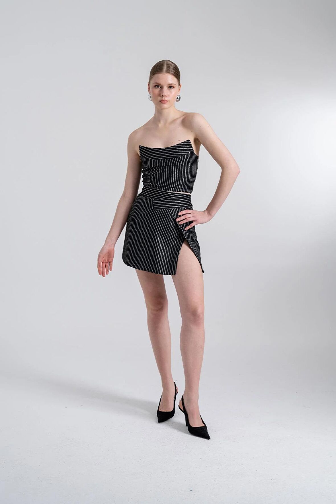 Yırtmaçlı Asimetrik Bel Simli Çizgili Eden Mini Etek Siyah