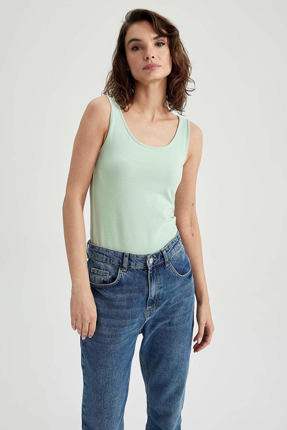 DeFacto Slim Fit Dar Kesim U Yaka Basic Düz Atlet I1059AZ23SMTR375